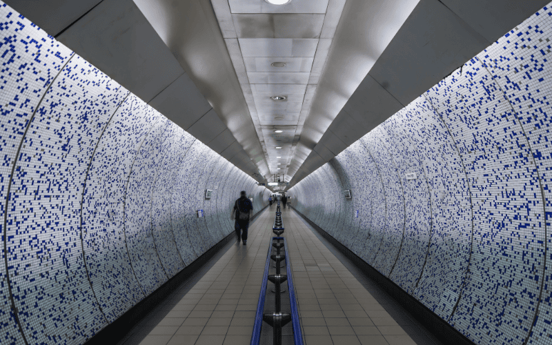 Publicidad en pasillos de estación de Metro Lo ves más
