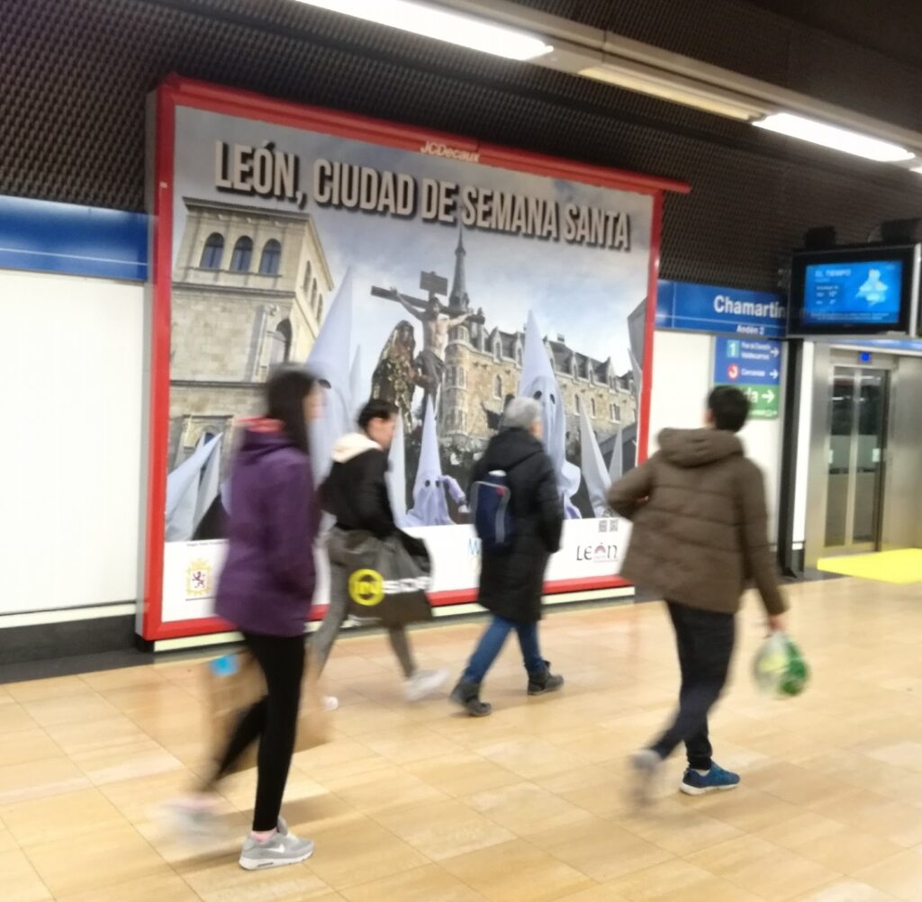 Publicidad en el metro de la Semana Santa de León